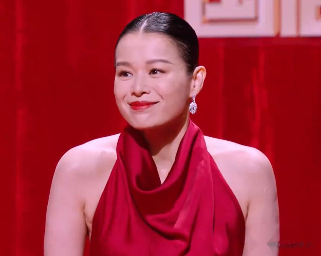 国剧盛典红毯星光黯淡，全靠中年女星撑场，生图显出她们真实状态