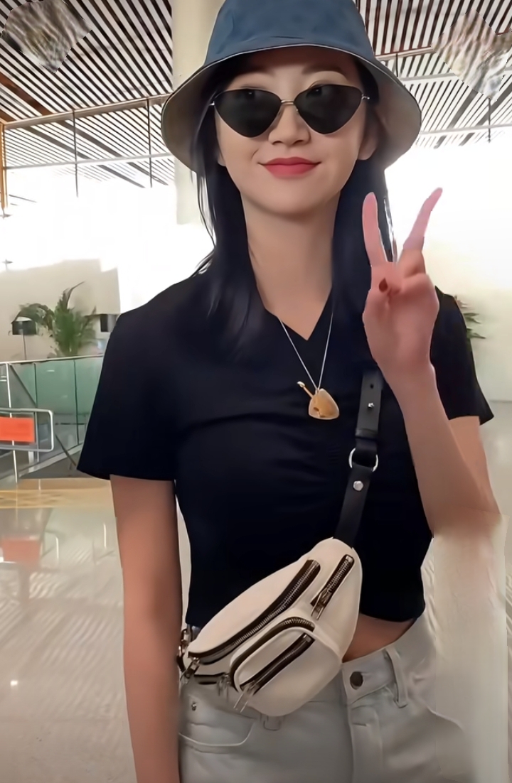 景甜现身机场，黑T配短裤长发披肩，温柔又漂亮