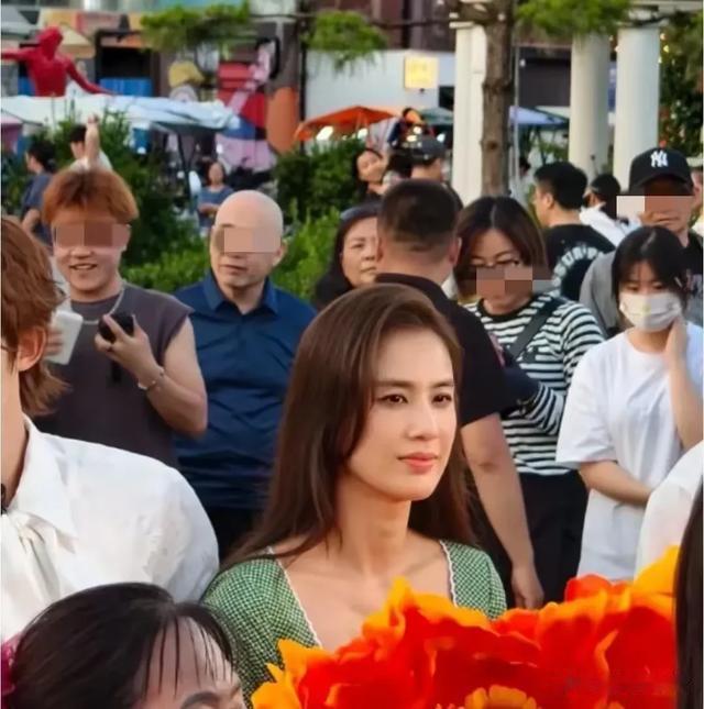 42岁黄圣依身穿绿裙，逛夜市吃臭豆腐大油边，气质优雅状态佳