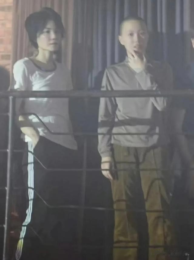 28岁窦靖童穿裙子现身,气质神似王菲,长发造型很淑女