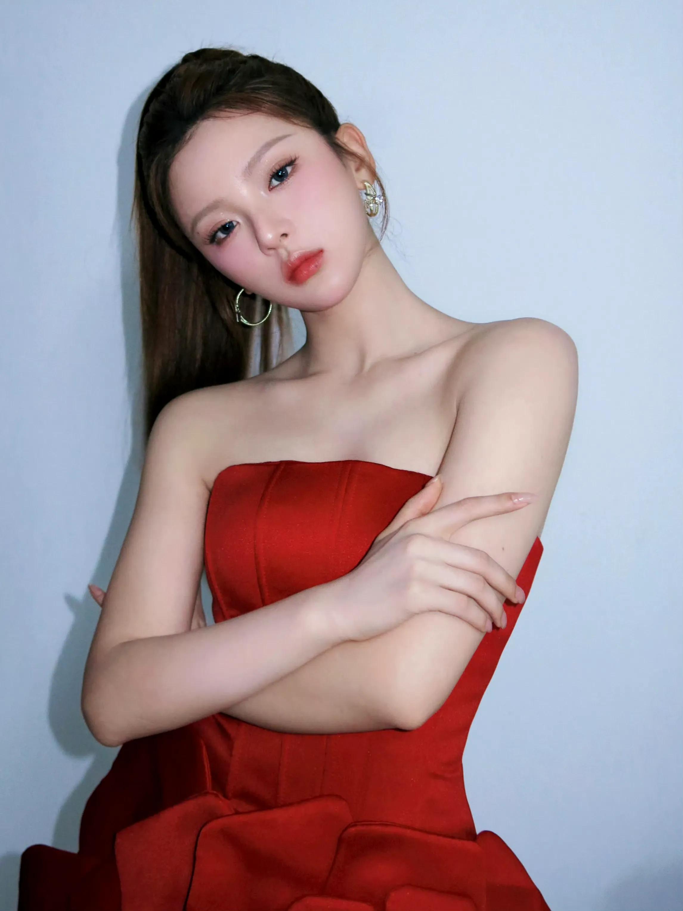 性感红裙的杨超越