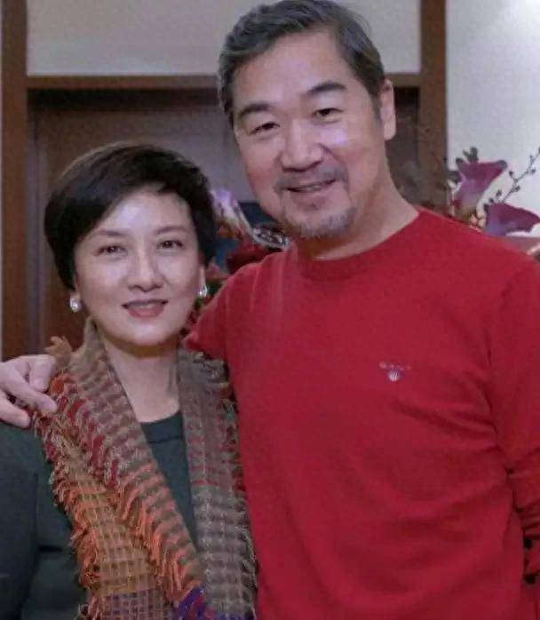 70岁张国立带老婆澳洲旅行，邓婕打扮贵气穿洞洞鞋，两人戴情侣帽