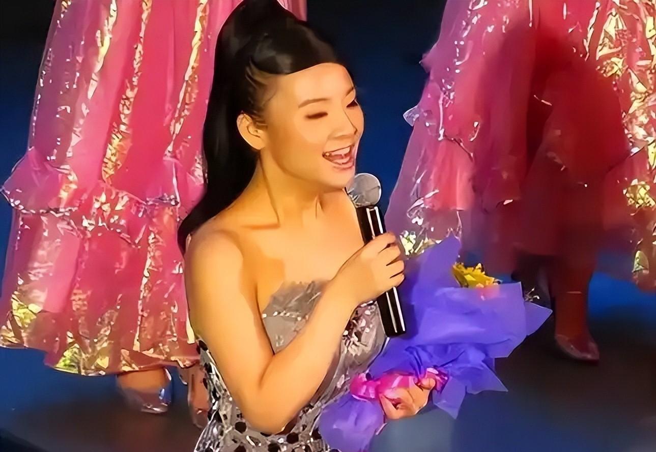 盲人歌手刘赛：7年前，不顾反对嫁到农村，如今丈夫成了她的骄傲