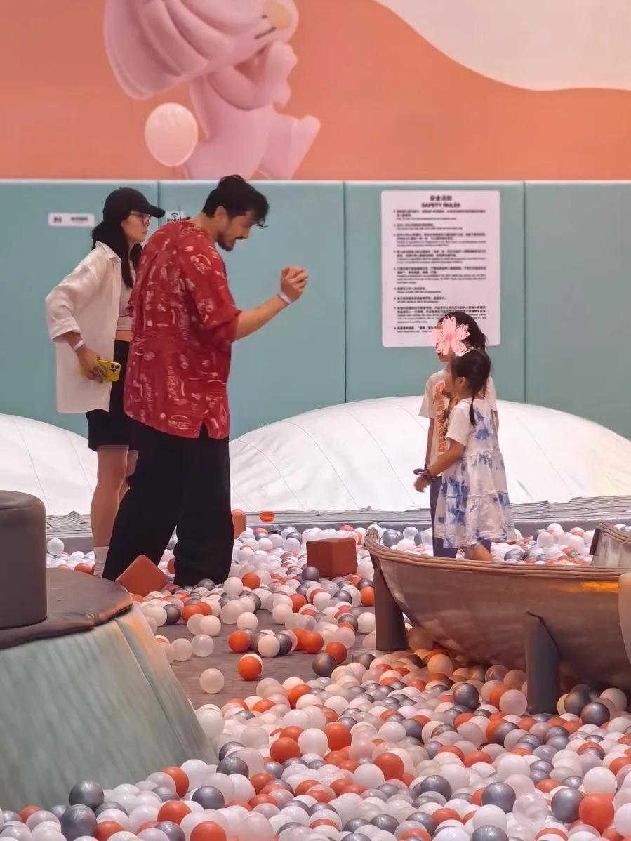 偶遇王传君和老婆带娃散步，齐溪打扮精致漂亮，他像是“流浪汉”