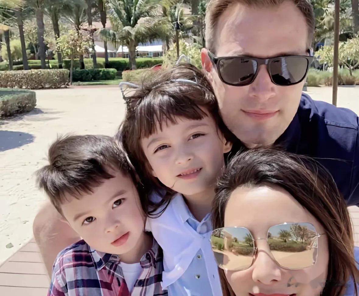 马雅舒一家四口上海同框！老公中年发福，女儿不怕冷秀长发长腿
