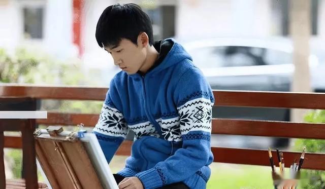 梅婷宠着、闫妮护着，长得不帅气却让大咖轮流作配，他啥来头?