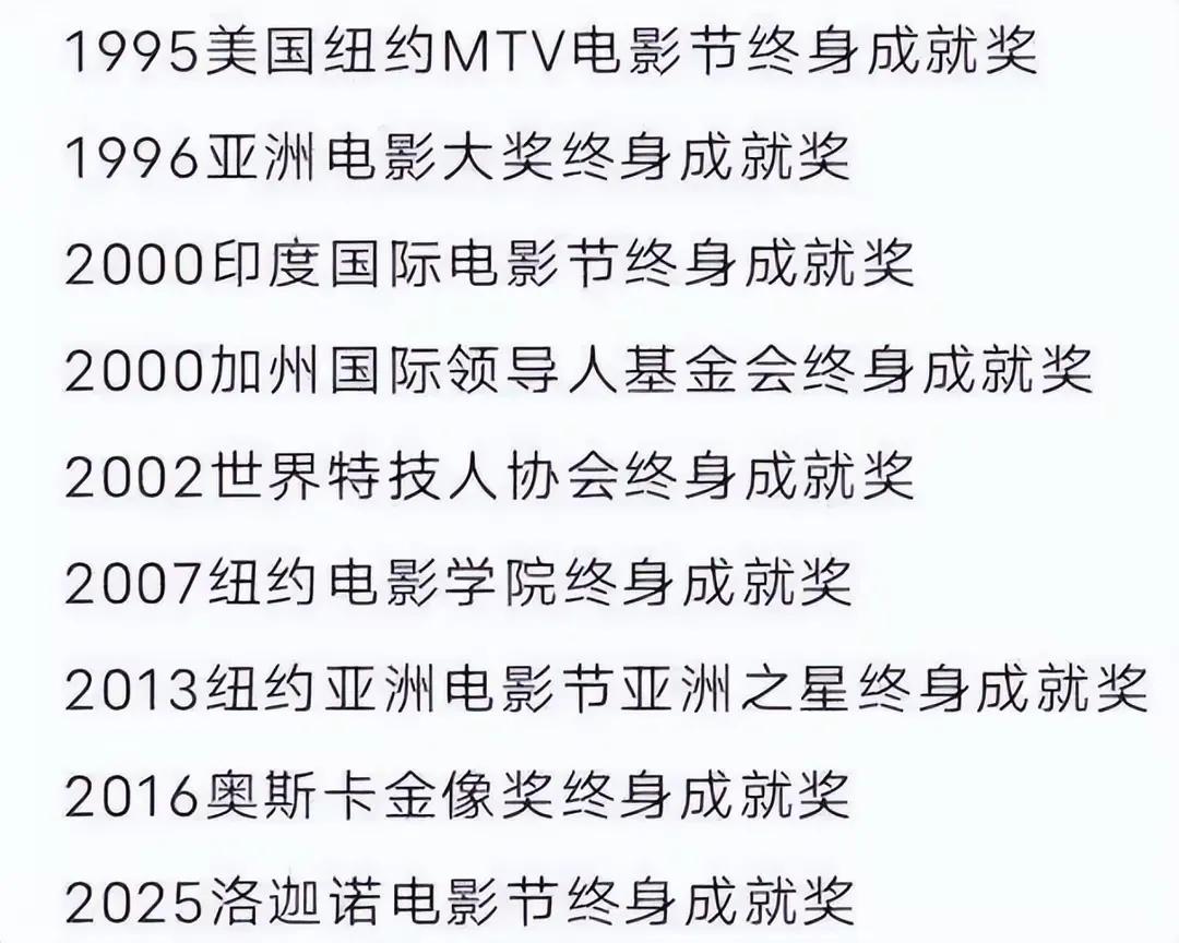 42岁房祖名近照曝光!穿搭清爽状态很不错,陪爸爸成龙去瑞士领奖