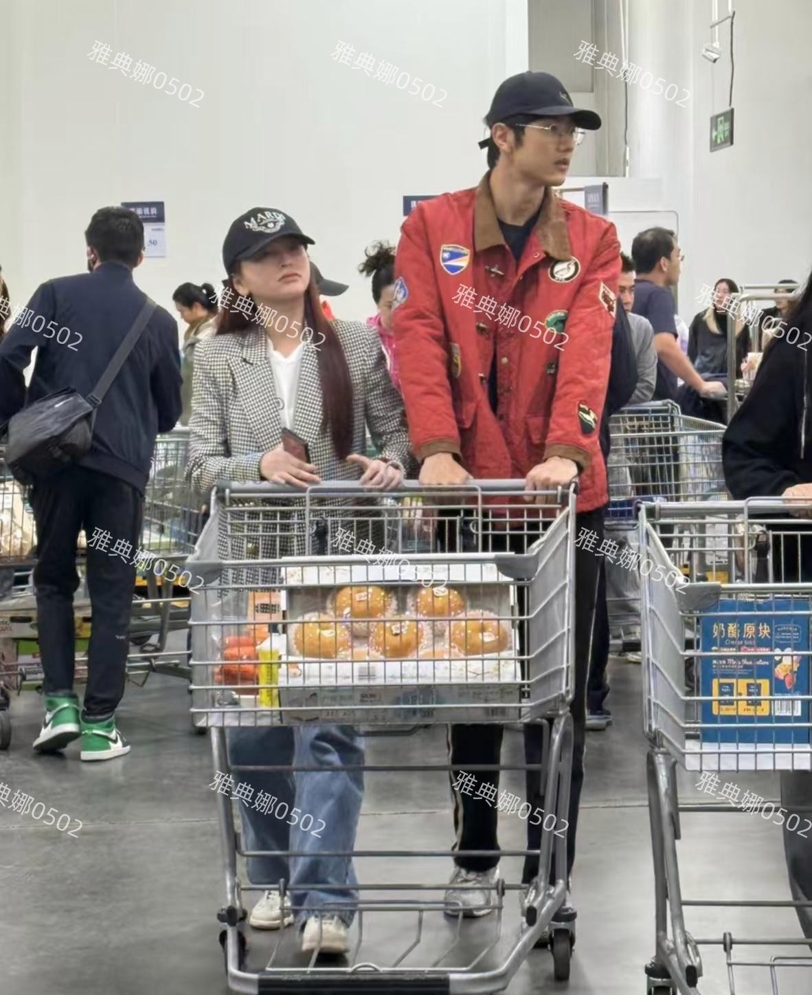 山姆超市偶遇金莎和孙丞潇,金莎本人不年轻,一看就比老公大很多