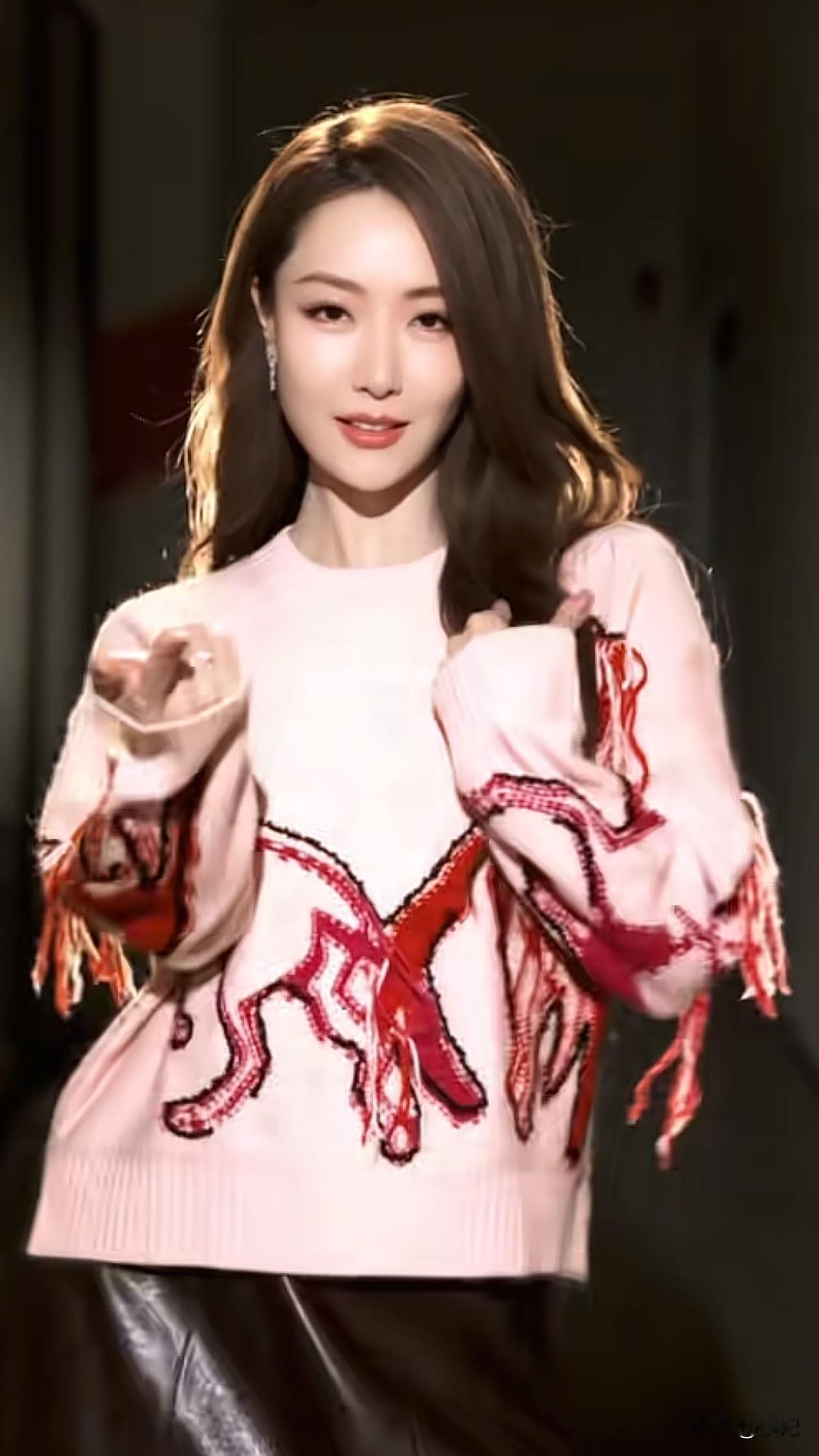 39岁白冰跳手势舞:微卷发+毛衣+皮裙,洋气又优雅,嫩得像小姑娘