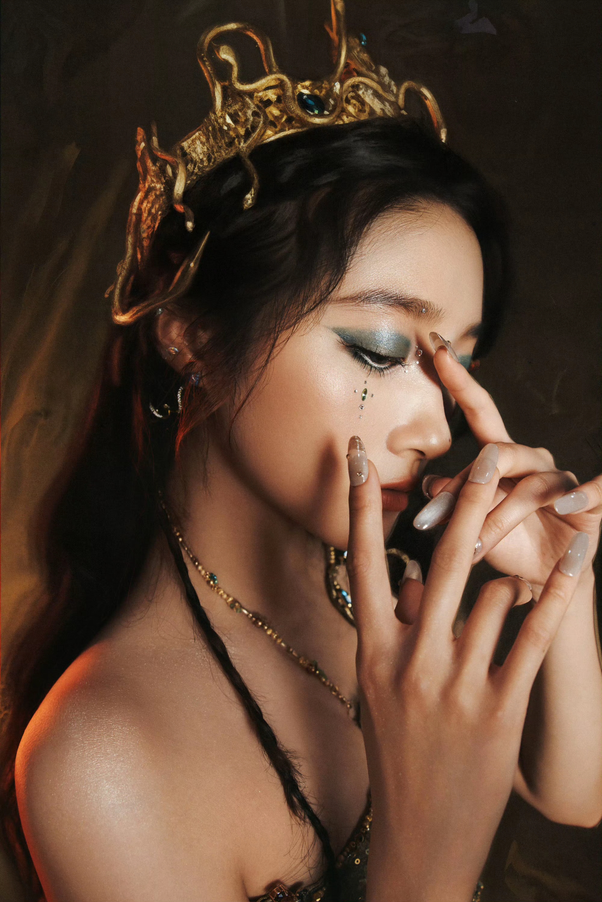 关晓彤异瞳少女戴流苏面帘身穿蓝金纱裙缓缓走来