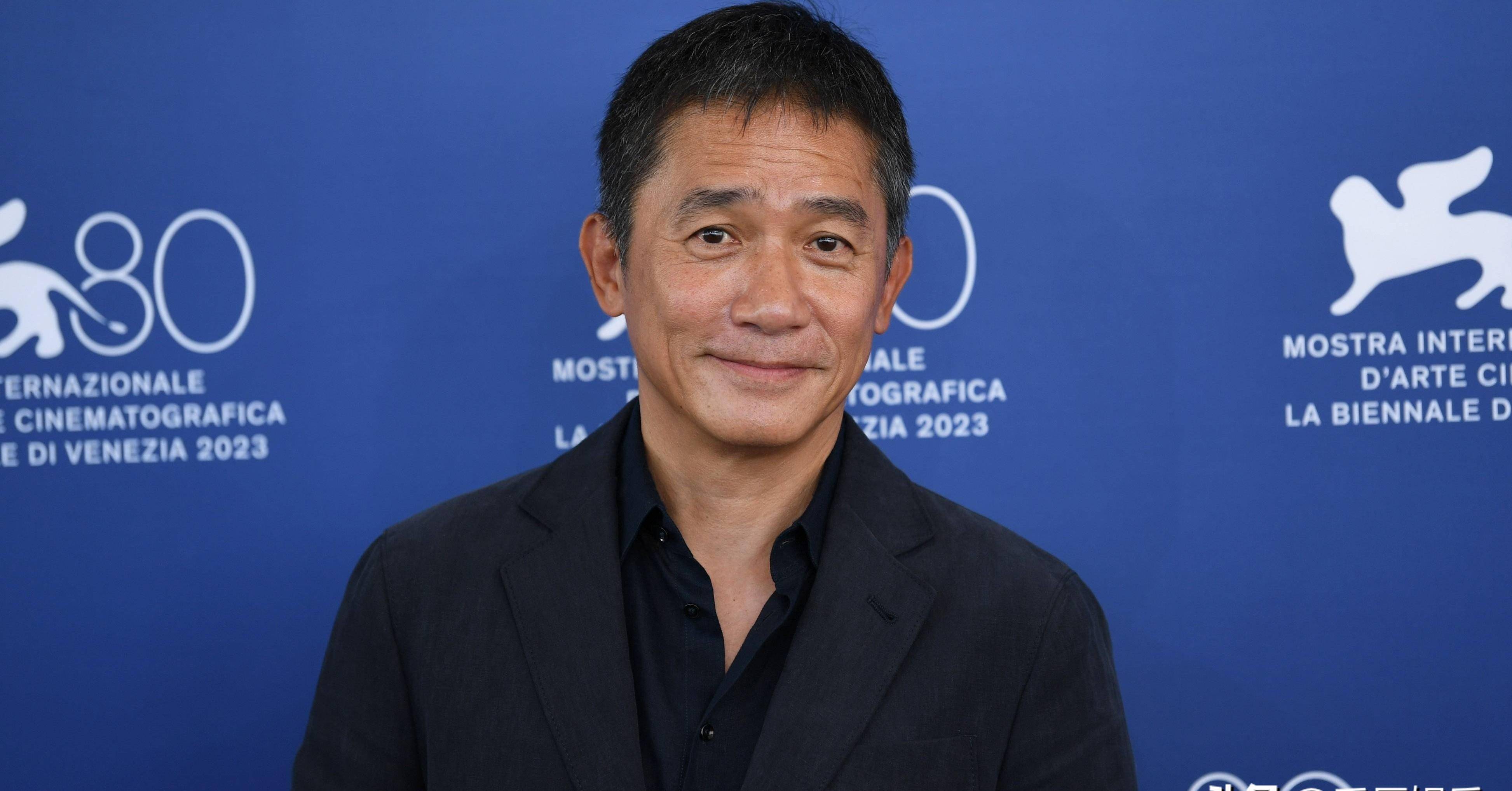 63岁梁朝伟现状：两鬓白发显疲态，坦言喜欢日本，和日文化合得来