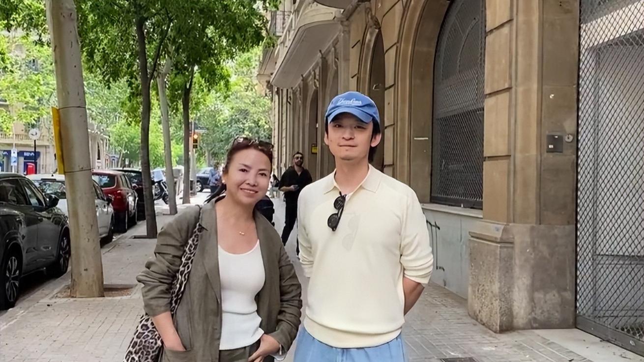 31岁董子健在西班牙度假！打扮土气一脸胡茬，和女粉合影特意踮脚