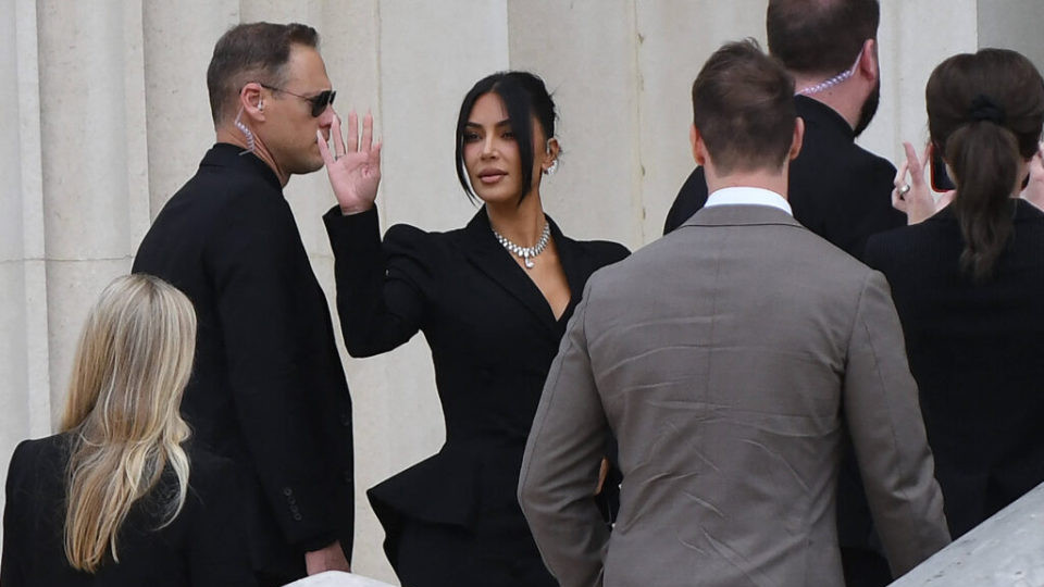 金·卡戴珊泪洒巴黎法庭！9年后直面劫匪团，接受道歉却难掩创伤