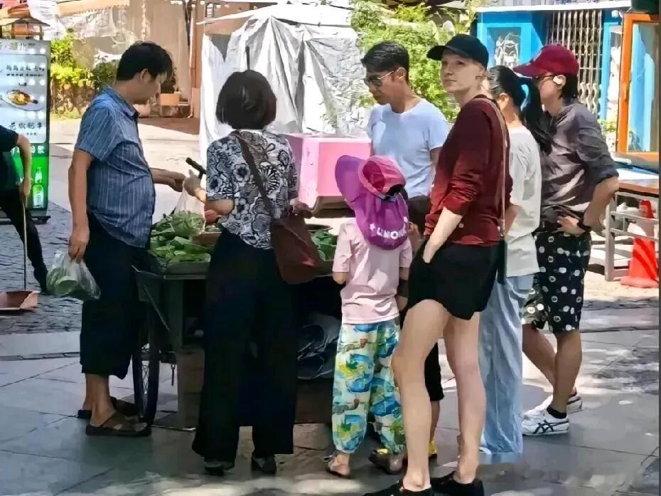 撒贝宁夫妻开300万大G接娃!加拿大岳父罕见露面,一家三代超温馨