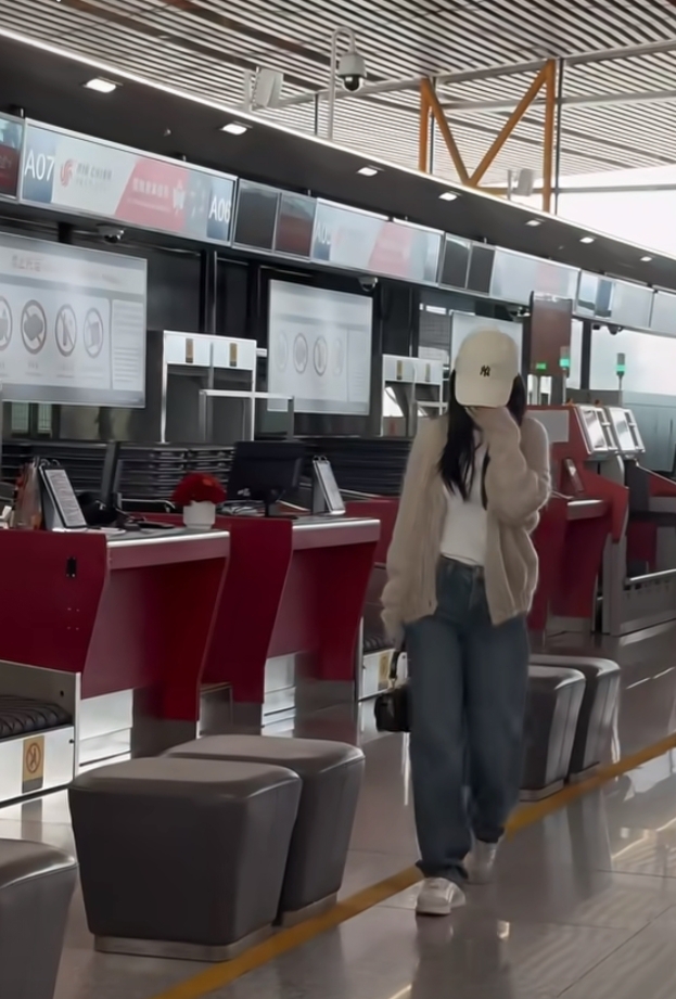 李沁现身北京机场，针织开衫配牛仔裤，简约造型尽显随性气质