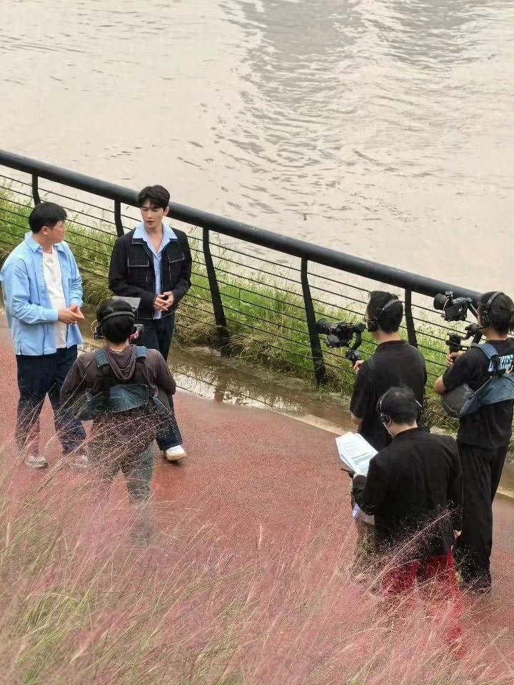 杨洋重庆被偶遇,脸真的还小呀,路人拍的生图真的超级帅气!