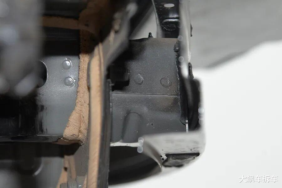 方程豹钛3拆车：前后钢板防撞梁，新能源车里可不多见！