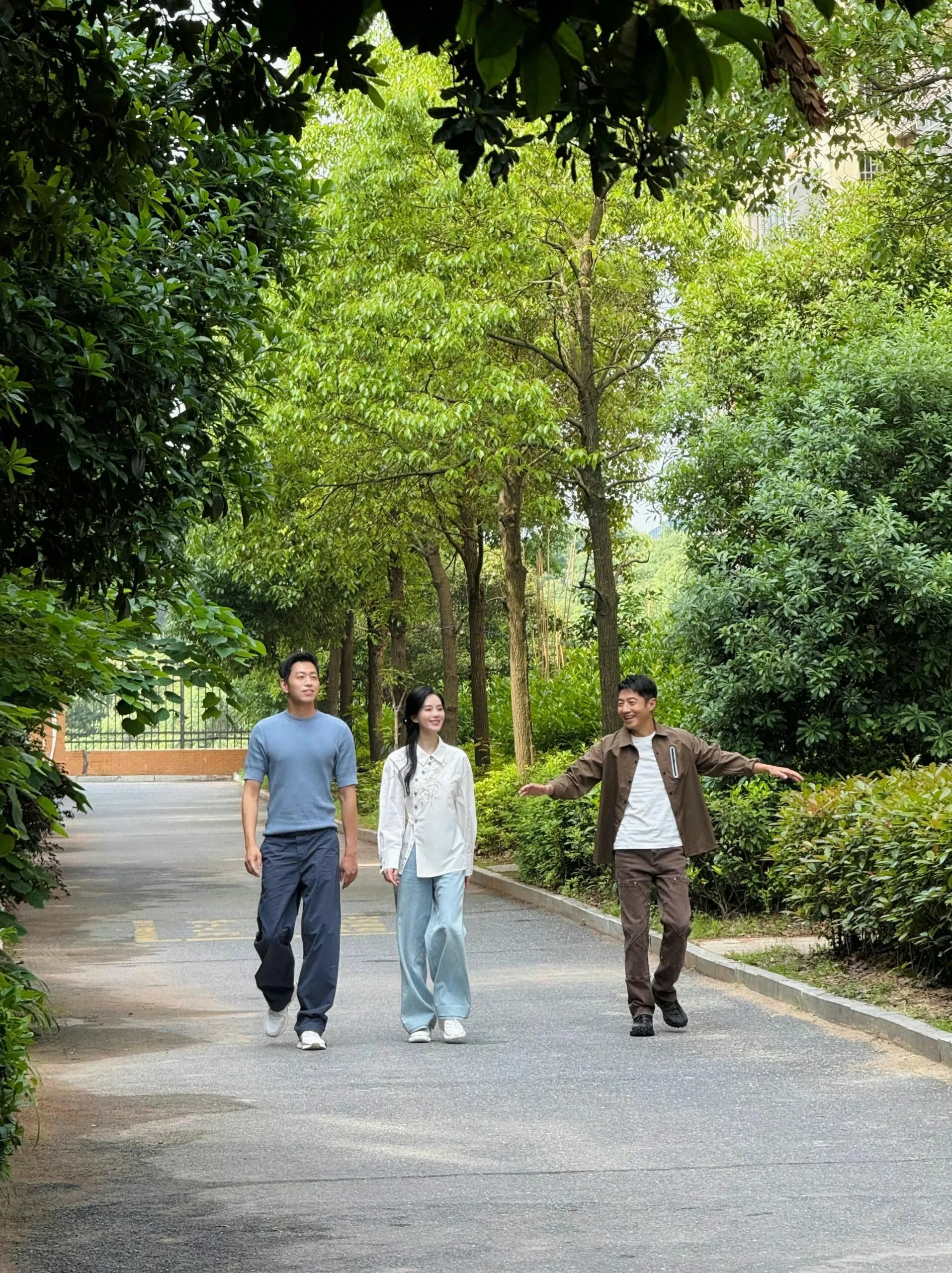 刘诗诗带火了一种减龄穿搭：新中式刺绣上衣+阔腿裤，减龄又高级