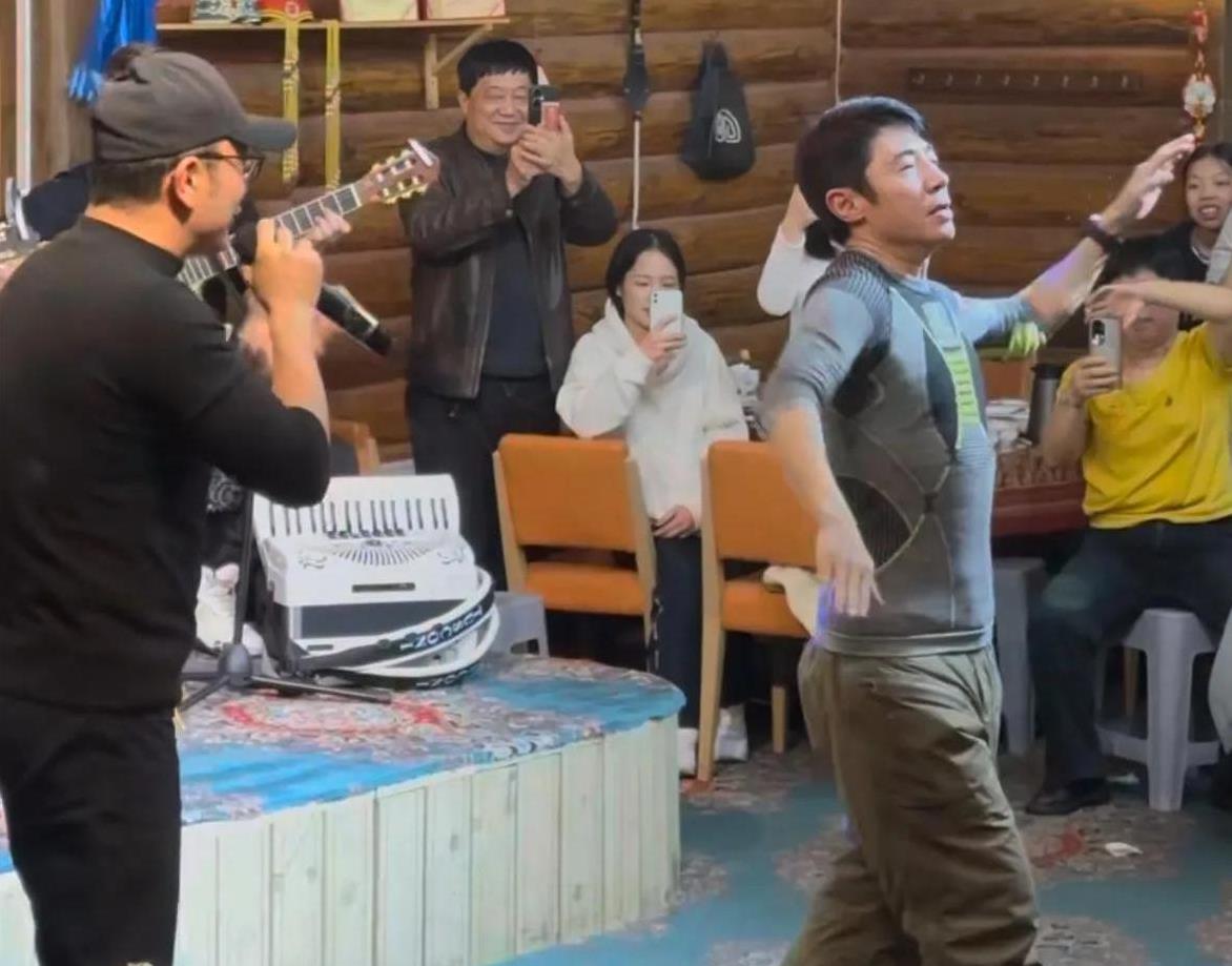 央视主播聚会被拍,小尼当众剔牙,王冰冰微微眯眼