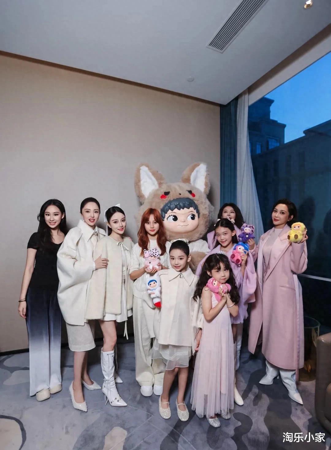 李小璐T台遭遇意外亲吻！女儿甜馨当场愣住，赵文卓表情意味深长