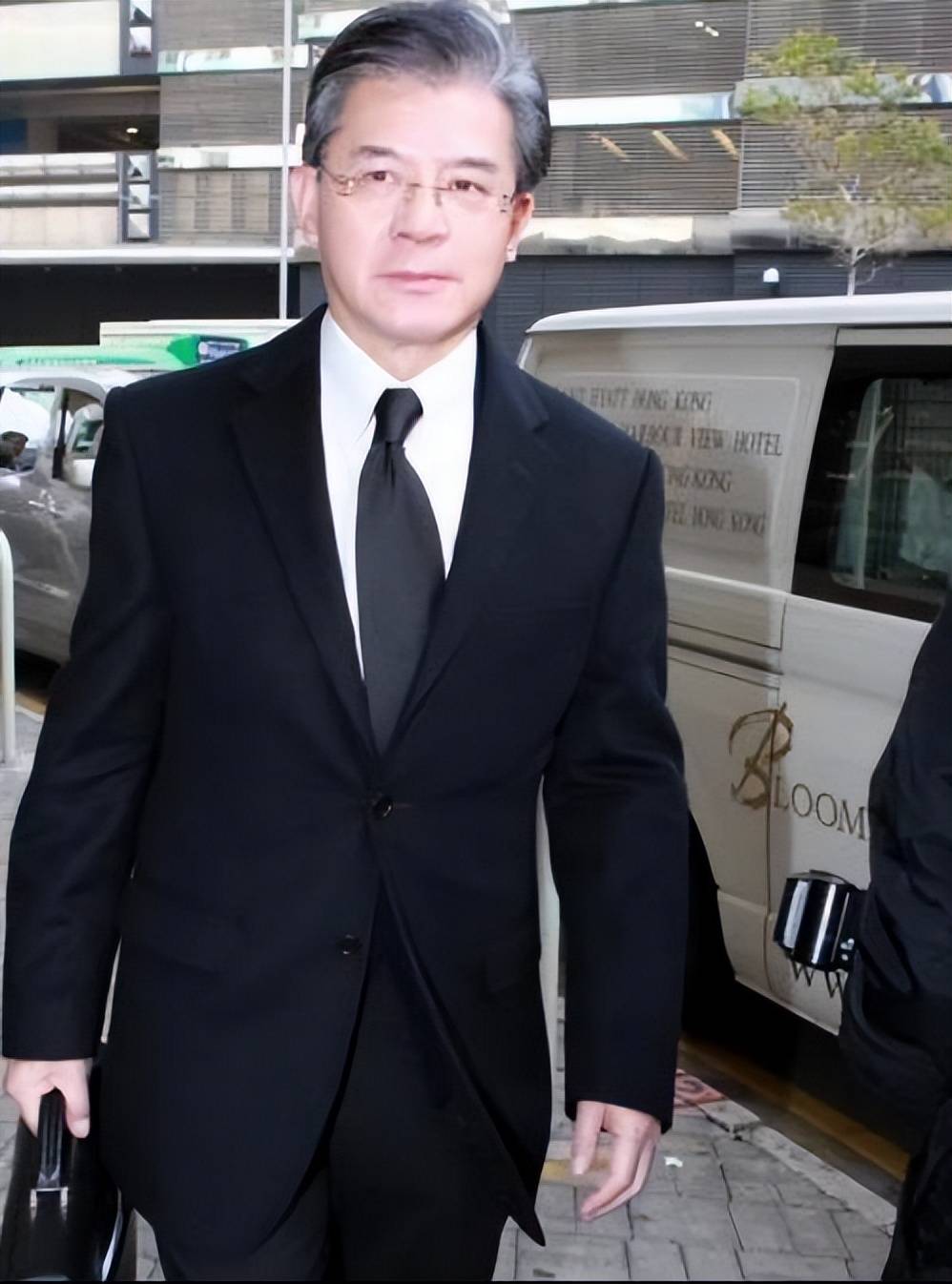 罗康瑞也没想到，他狠心抛弃的前妻，现在儿女为她狠狠出了一口气