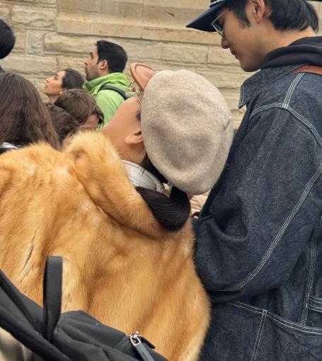 金莎携小男友现身英国，皮草配奶奶帽显老气，孙丞潇看她一脸宠溺