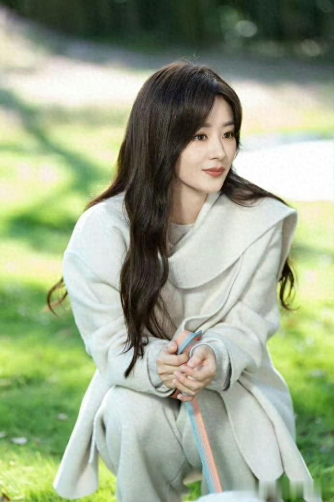 赵丽颖侧拍尽显温柔 秋季女友松弛感绝了