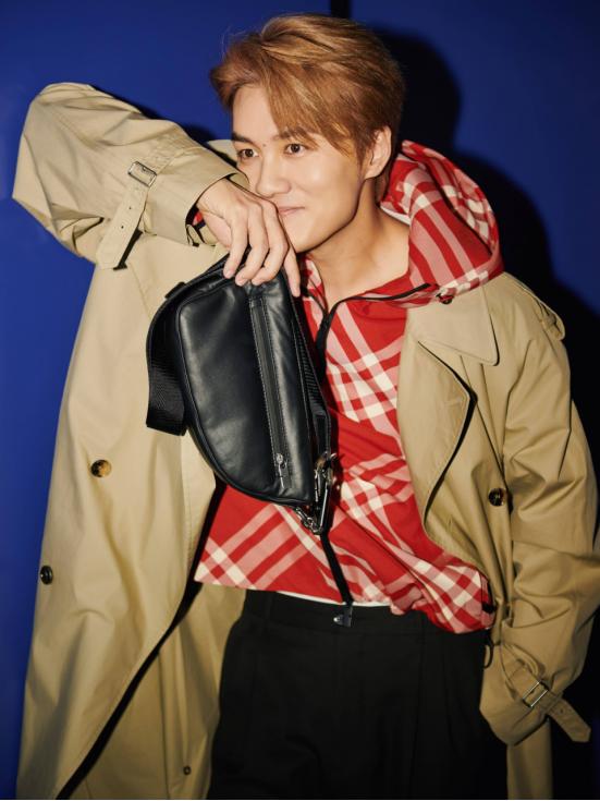 知名歌星广西街头卖水果，如今左耳听力剩6成，曾与赌王女儿恋爱