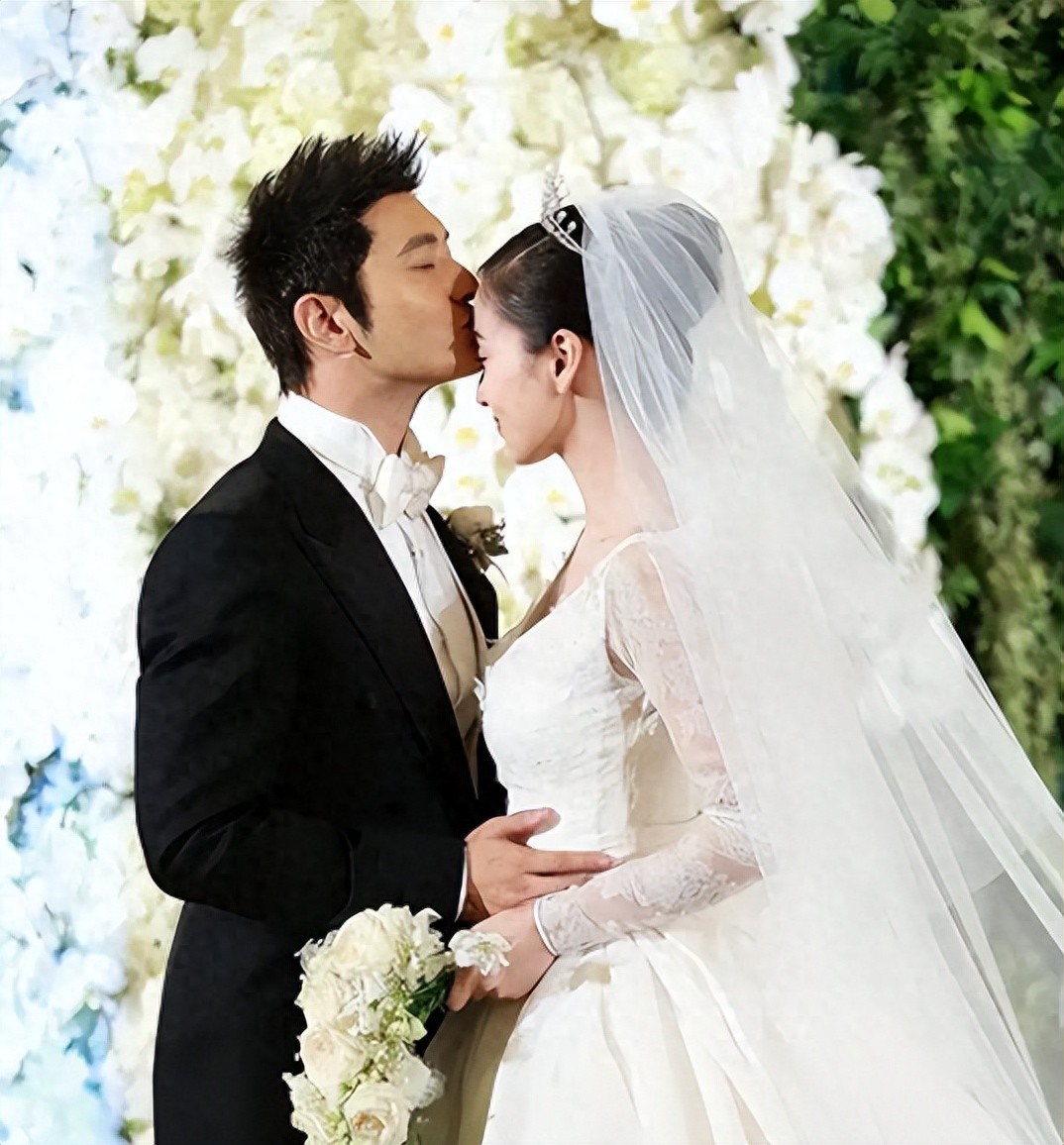 杨颖没想到，《小城大事》开播仅3天，黄晓明就走上另一条上坡路