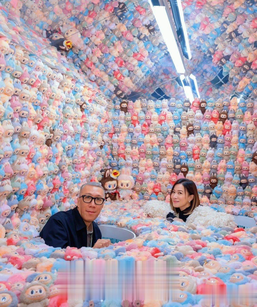 佘诗曼Labubu收藏超惊人，设计师亲自陪同看展！