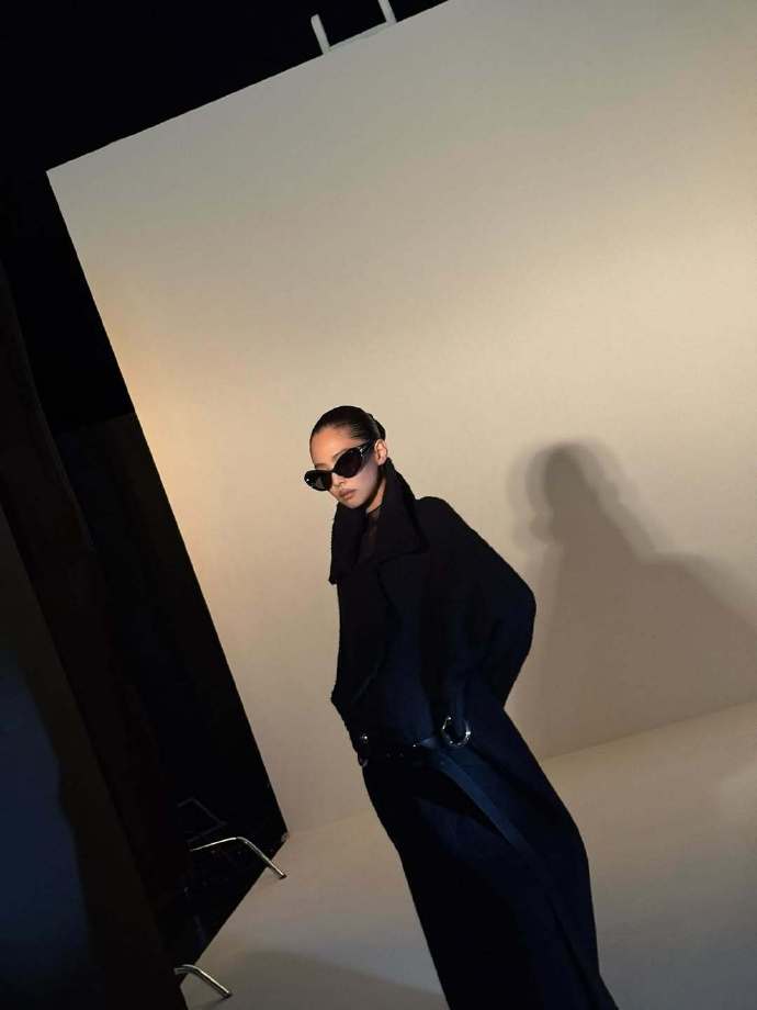 Jennie晒新时尚大片,网友:“根本是行走的艺术品”