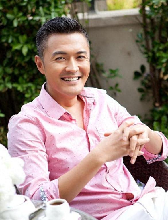 高圆圆前任于小伟:分手后12年单身,49岁携妻带子成叔圈顶流