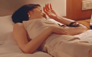 命悬一线！广州女子被堵酒店卫生间，门快被撞开时，她做出了最疯狂的决定