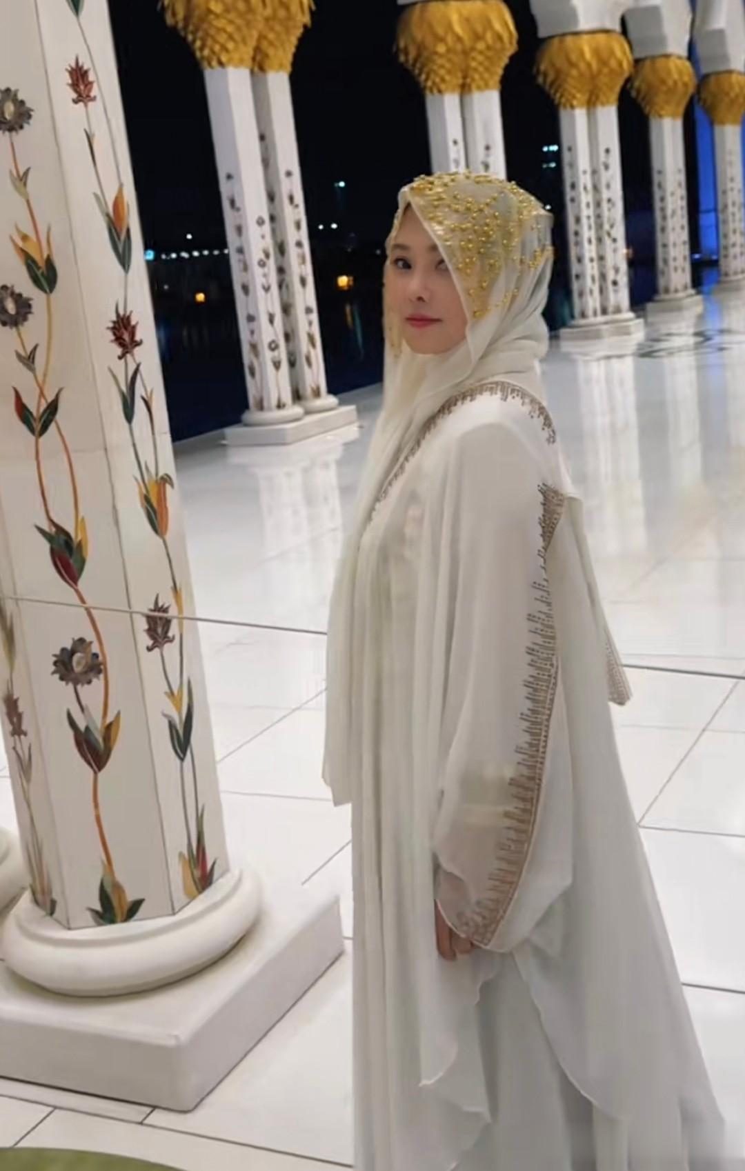 伊能静参观清真寺，包着头巾不敢大声说话，秦昊把她拍得像130斤