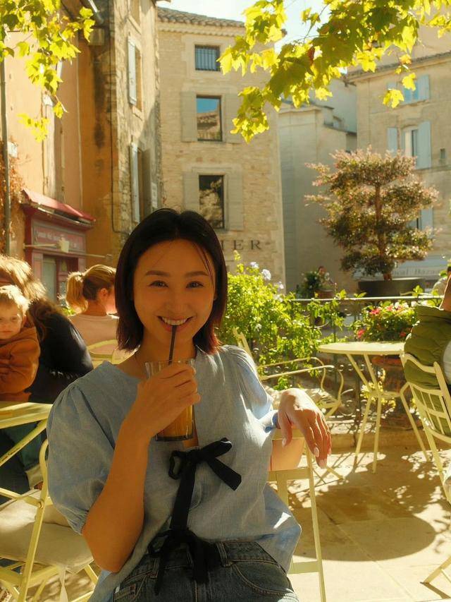 TVB力捧花旦晒法国度假照！续约后资源越来越好