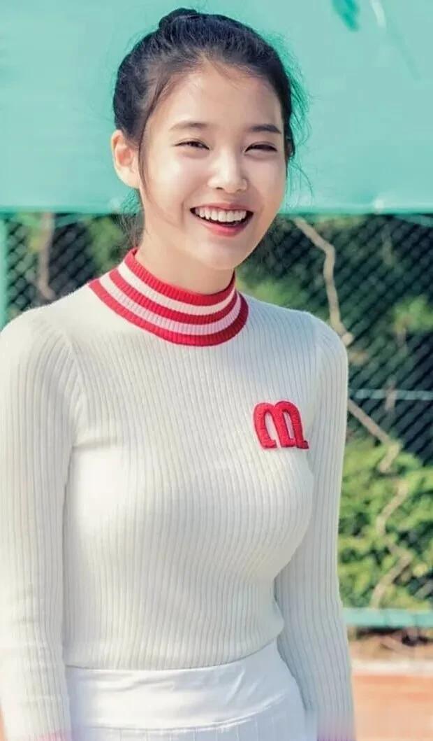 女神IU李知恩:娇小身材，绝美面容，深受韩国粉丝们的喜爱