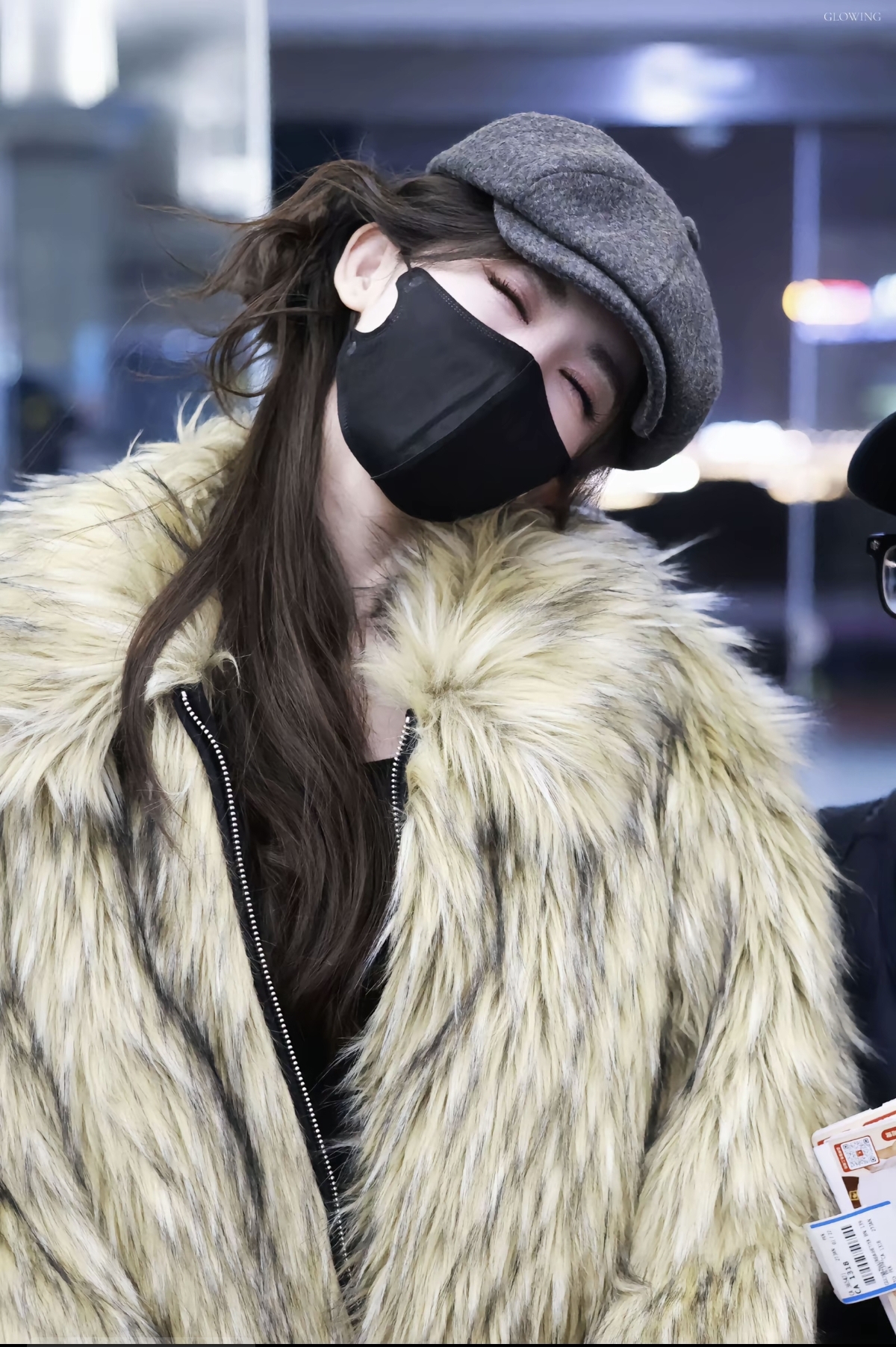 娜扎现身机场，皮草搭配牛仔裤慵懒又时髦，真又温柔又美到爆炸！