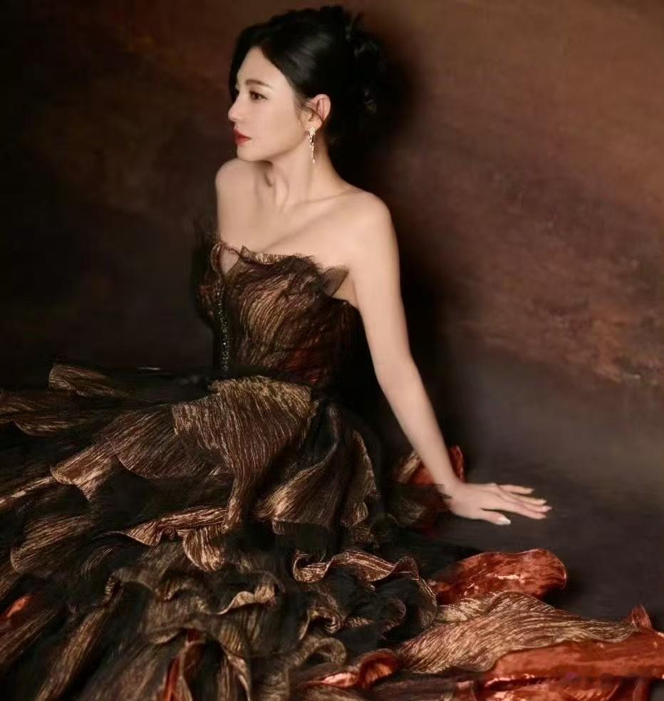 聚焦2025国剧盛典红毯：陈都灵素雅，张雨绮明艳，吴宣仪甜美