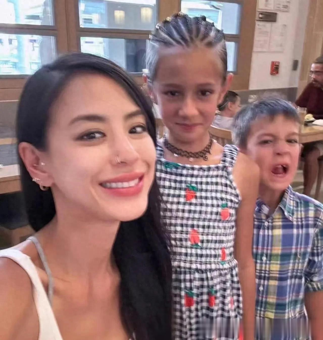 江语晨两个孩子近照，俩娃混血感很强，长得不像妈妈