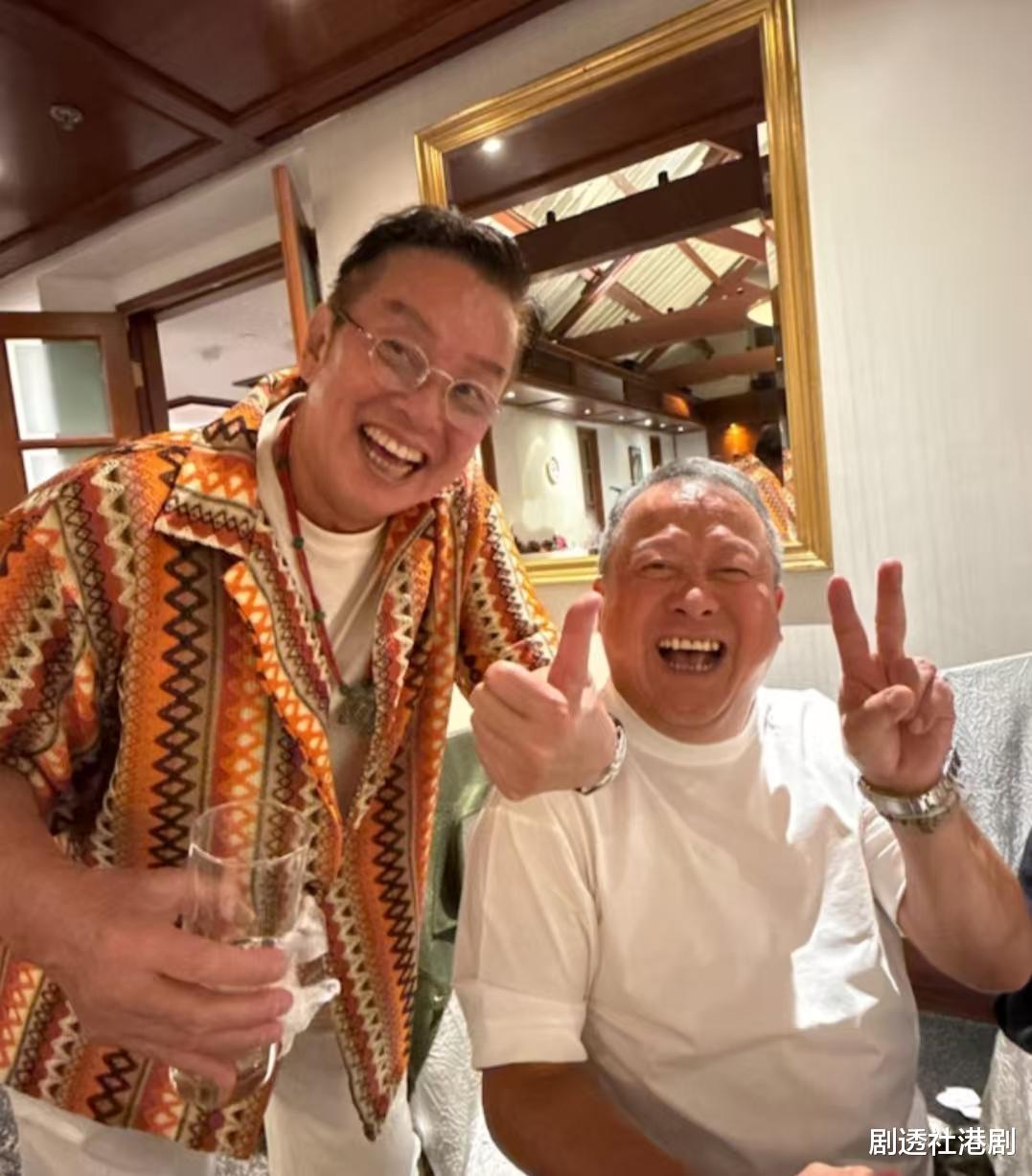 背后女人罕曝光!谭咏麟与红颜知己餐厅用餐零交流,二人育有一子