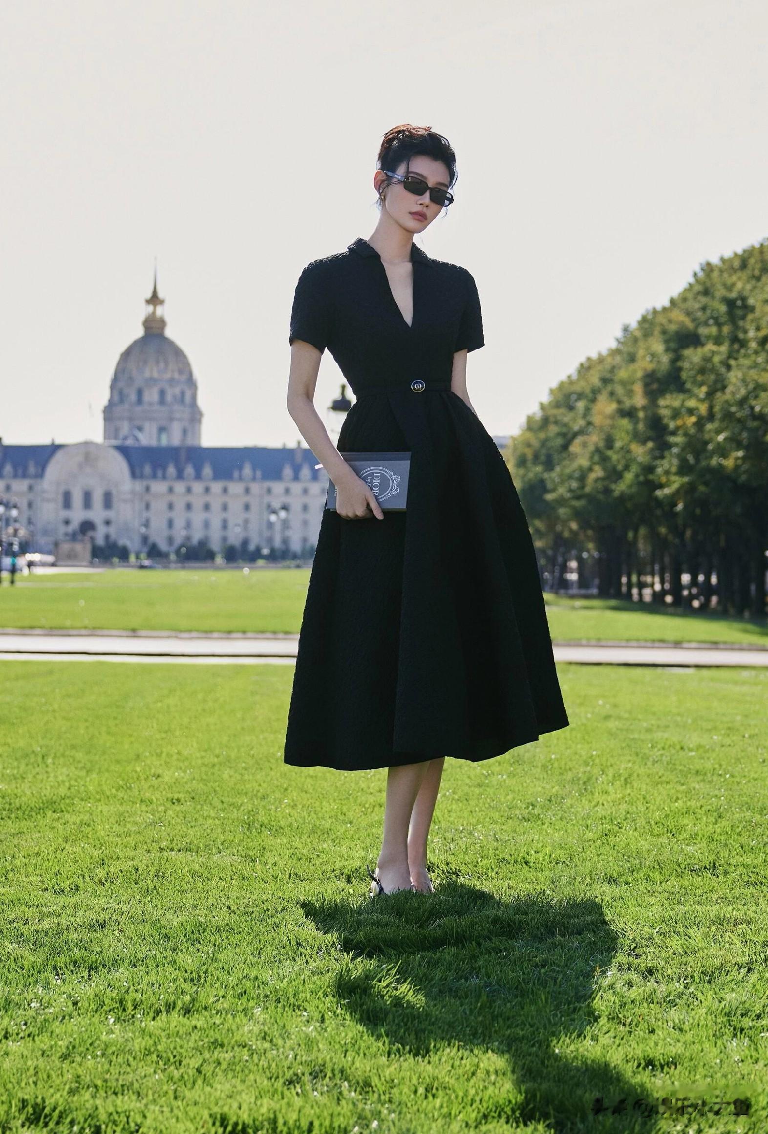 奚梦瑶出席巴黎时装周,一袭黑色束腰连衣裙优雅气质好漂亮!