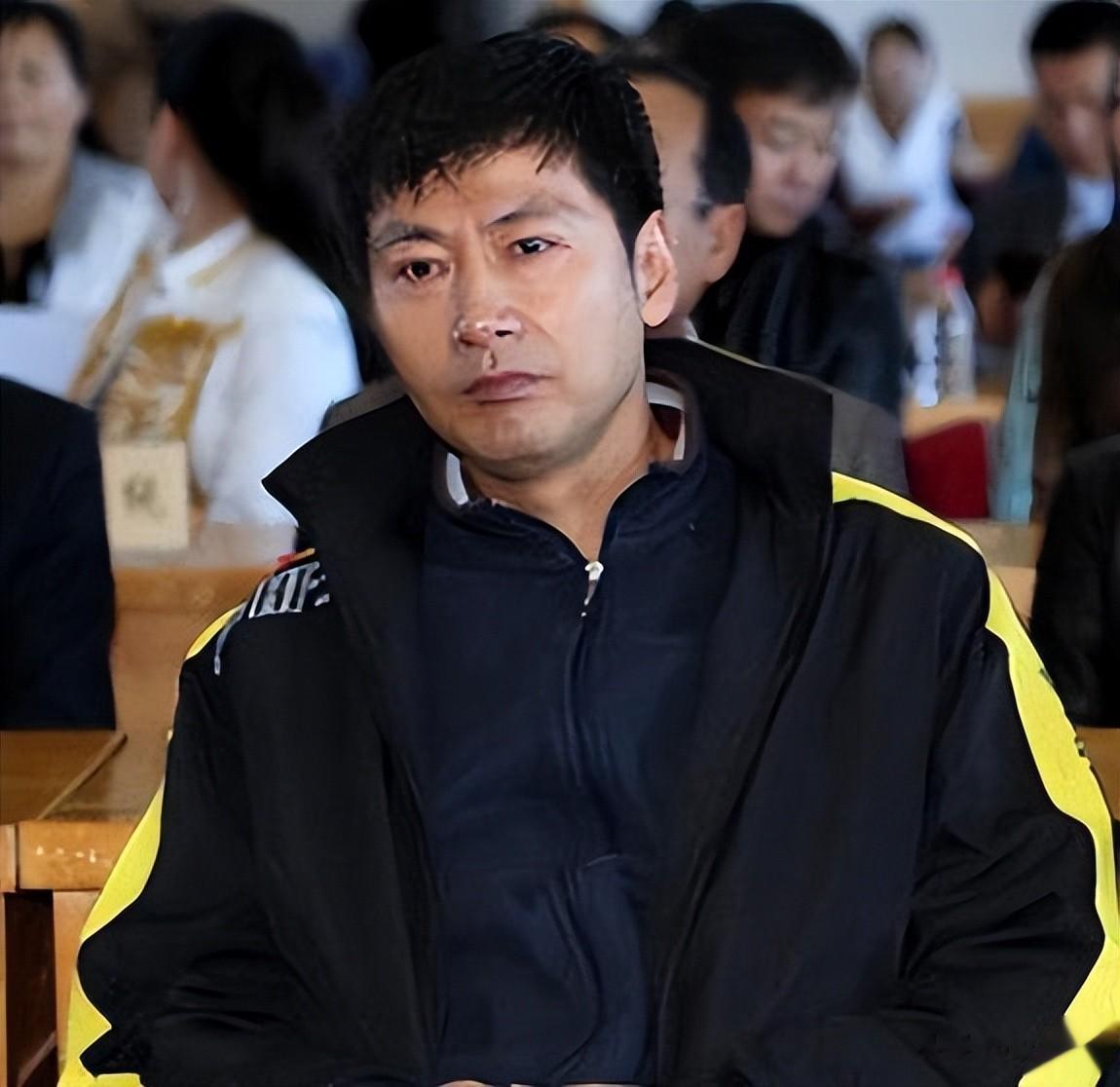 他曾是北影男星，相貌英俊却在61岁演反派走红，妻子是著名歌唱家