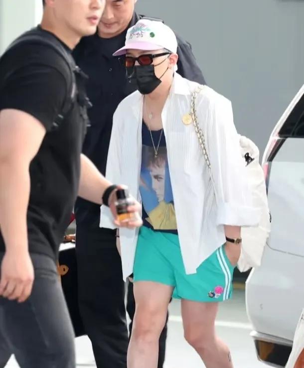 权志龙返韩现身机场,穿黑色的短裤搭配小腿袜,时尚品味确实特别