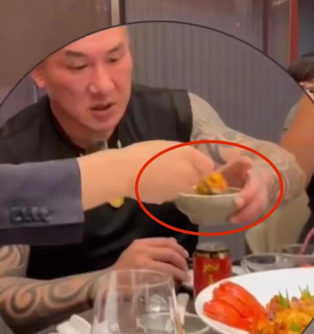 ?汪小菲昨晚在麻六记的饭桌上：一句大家把你当自己人，一顿热辣川菜