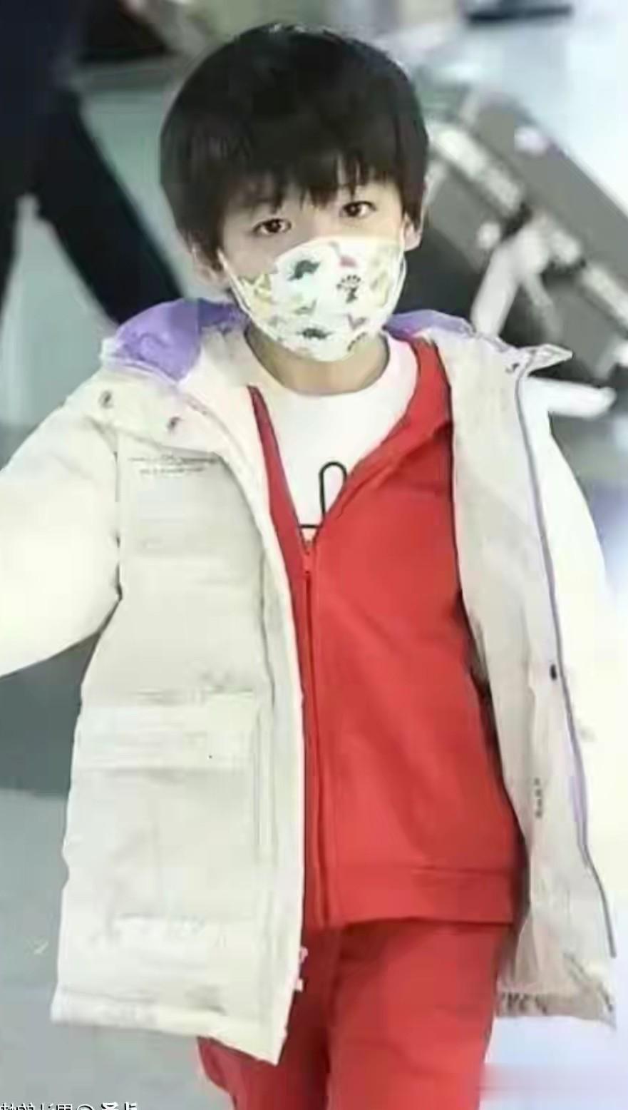 陈妍希带儿子去海南，穿四万夹克，又白又美！儿子活泼，陈晓翻版