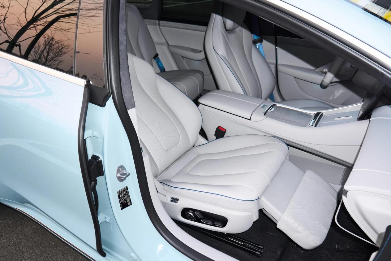 22.98万起，起步705km续航，搭鸿蒙座舱+华为智驾，全系800V平台