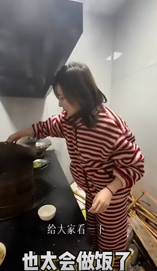 李亚鹏前妻带女儿回老家过年