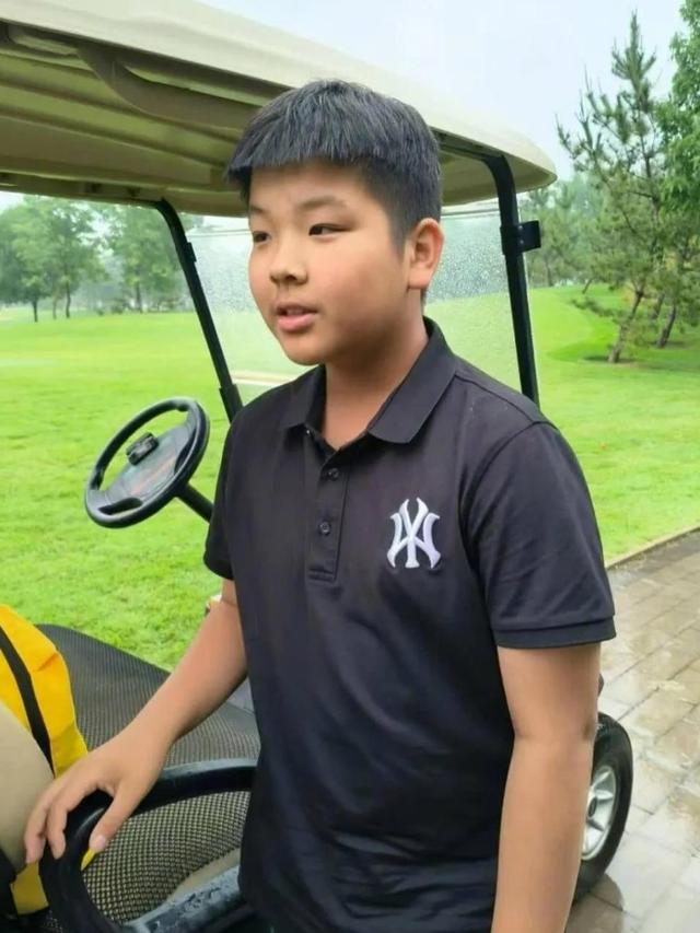 杨子陪小儿子用早餐！离婚后送孩子上学13岁安迪太卷，即将要转学