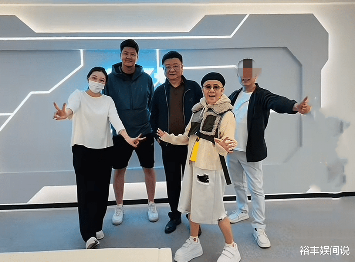 曝前央视主持人王宁日本做大血净！61岁脸色发暗，疑肾脏有问题