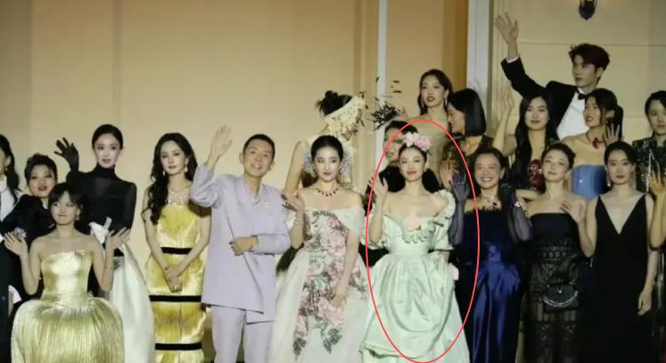 金鸡奖生图“翻车”，钟楚曦好敢穿，蒋勤勤皮包骨，惠英红嘴歪了